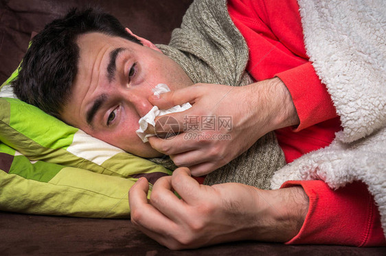 生病的男子得了流感并吹响她的流鼻图片
