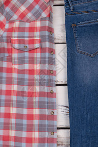 贴近格子衬衫和牛仔裤经典的法兰尔和汉尼姆织物组合零图片