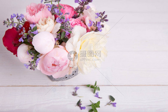 花瓶中的英国玫瑰花束礼物心形红蜡烛丝带图片