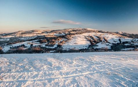 冬季从奥乔齐塔山丘OchodzitaHill到波兰科尼亚科夫上空的西里亚贝斯基兹山脉SilesianBe图片