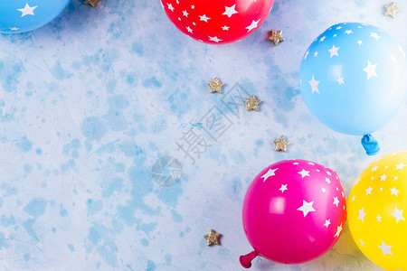 蓝色桌子上气球的派对场景平板布线风格生日或带有复制空图片