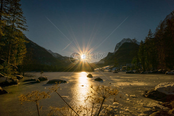 Hinter湖以前的Ferchen湖或Forchen湖是德国Berchtesgaden阿尔卑斯山脉Ramsu图片