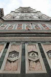 意大利佛罗伦萨的底视图与大教堂钟楼的鱼眼镜头图片