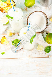 热带鸡尾酒皮纳科拉达菠萝和椰子莫吉托或冰雪图片