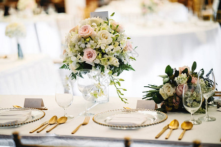 婚礼晚宴期间新娘桌上的花束图片