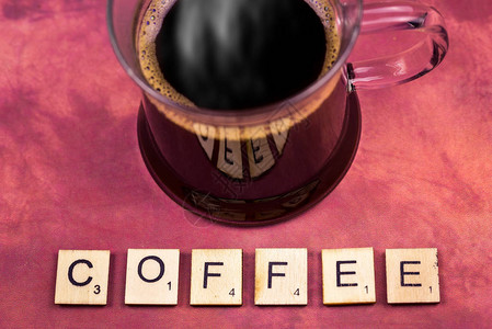 咖啡和字母木制字母的概念其字母以单图片