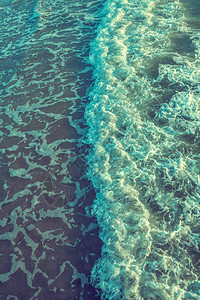 海滩上的海浪泡沫海浪图片