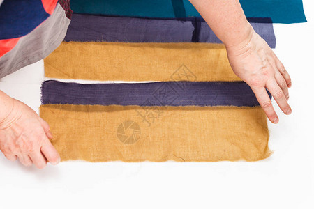 设计师为未来的白底丝围巾安排织物条纹图片