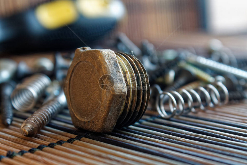 分散式螺丝和在木制背景纹理上隔离的螺栓高清图片下载正版图片505101380摄图网