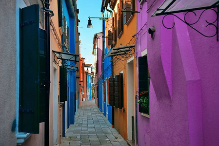 博拉诺多彩历史建筑的街景图片