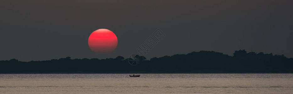 海上夕阳红日与渔船图片