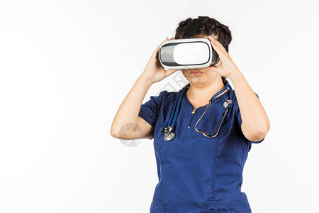 虚拟现实镜中的亚洲女医生眼镜VR头盔白色背景医学图片
