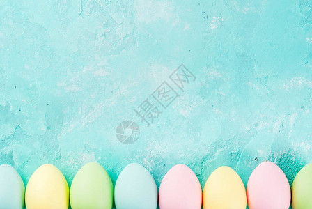 复活节概念浅蓝色背景的鸡蛋彩色糊面贺卡的背景图片