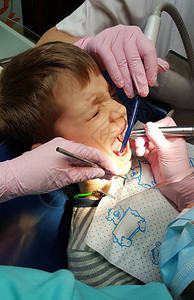 牙科医生在诊所治疗图片