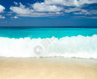 热带海滩蓝天碧水背景图片