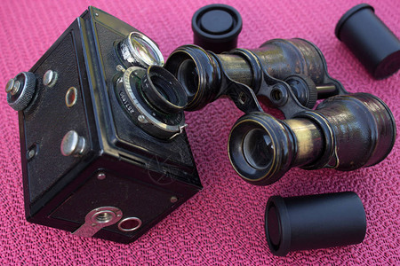 复古相机和双筒望远镜和摄影胶片图片