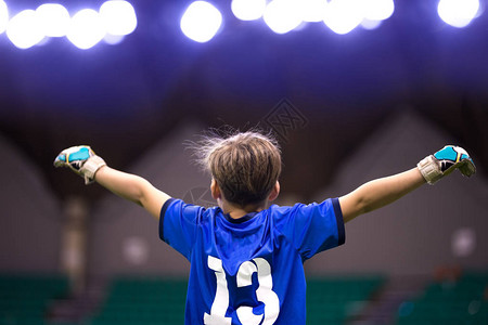 男孩体育足球员庆祝胜利儿童赢家进球后欢呼的孩子小学生的室内五图片