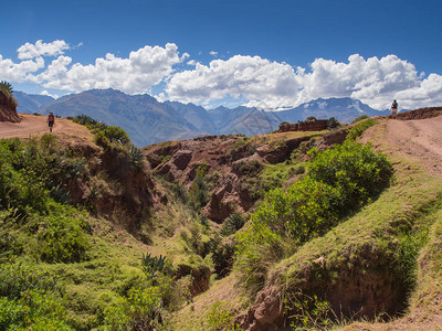 秘鲁印加圣谷莫雷废墟附近的安第斯山脉位于秘高清图片