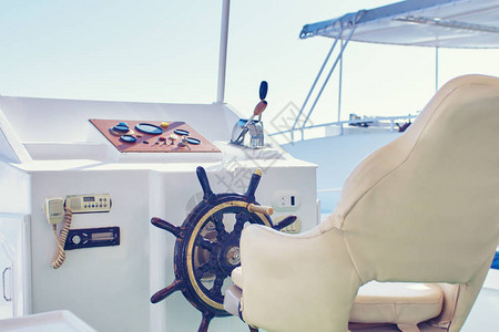 船长控制轮子的地方船头和舵一起在太阳下图片