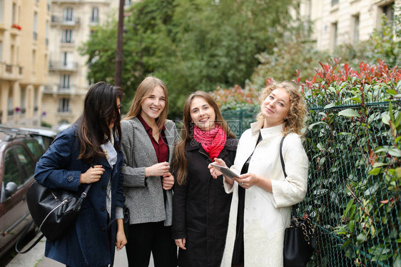 半个女学生用特写讲述出国留学的经历接受教育交流项目采访的概念黑头发的漂亮女图片