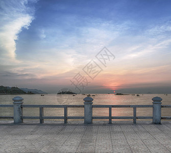 越南NhaTrang从堤岸的景色看海面上美丽的日出图片