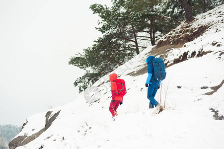 山上冬季登山温暖的现代旅游服装男人图片