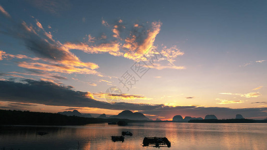 沿海渔村的日出或日落光照图片