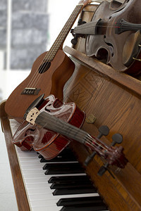 钢琴键吉他和钹上的古典小提琴音乐背景概图片