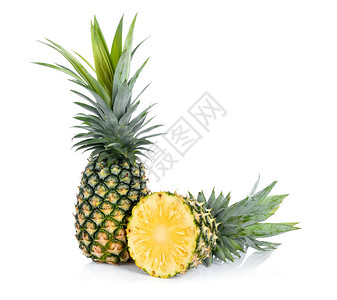 白色背景上的菠萝图片