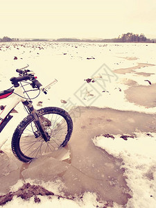 新疆花纹泥土和水滴在脚踏车轮胎上背景