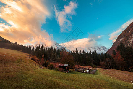 山谷中的一座高山小屋在多图片