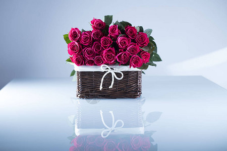 红玫瑰和心形盒的包厢白色背景上有礼背景图片