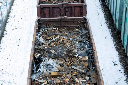 冬天的铁路货车装满了金属废料老生锈的腐蚀金属图片