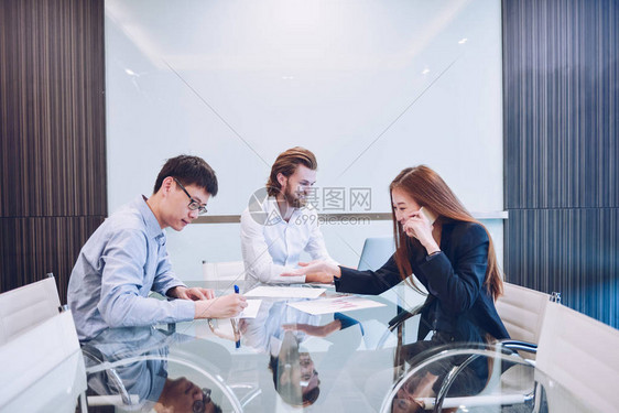 一群商务人士在会议室开会分享他们的图片