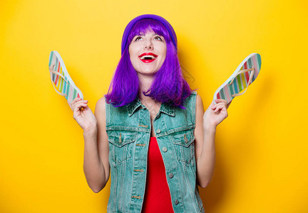 紫色发型的年轻时装女潮流女孩肖像黄色背图片