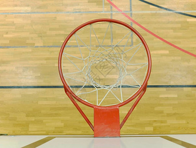 室内体育馆内装有篮球板和篮子窗户上的安全网荧光背景图片