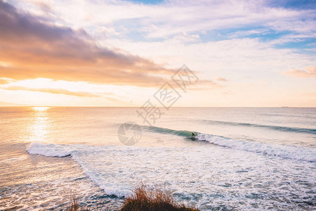 冲浪和日出颜色的横向风景海图片