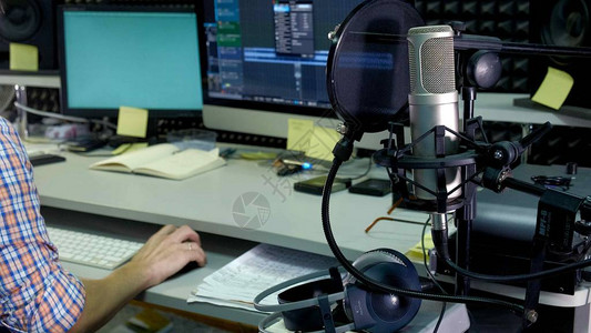 音频编辑正在录音室的音频轨上工图片素材