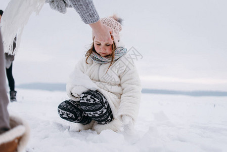 女孩玩雪女人举手帮忙图片