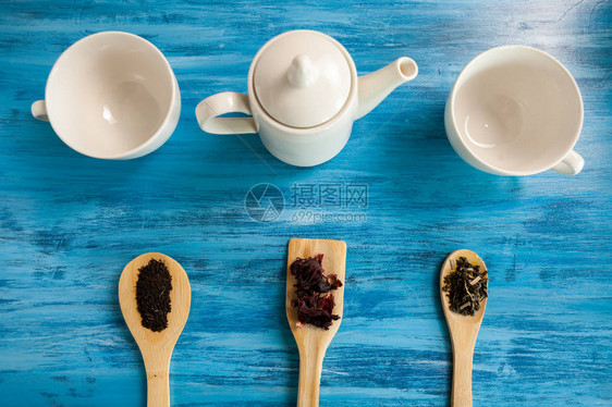 复古蓝色木质背景上三杯茶的顶视图旁图片