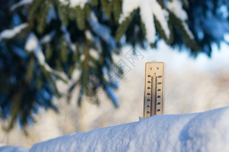 天气晴朗的雪中温度计寒冷日下的雪图片