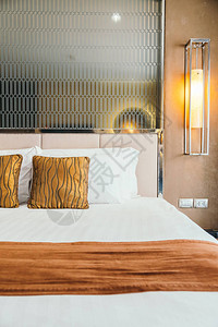 在旅馆卧室内的床上装饰床垫背景图片