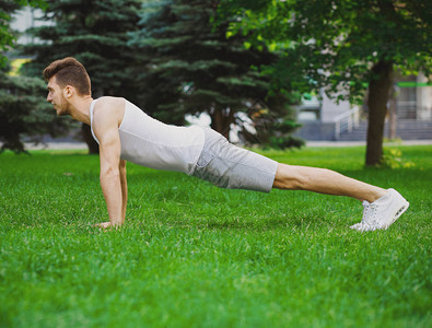 健身男子板式锻炼训练在公园户外年轻人做健康的生活方图片