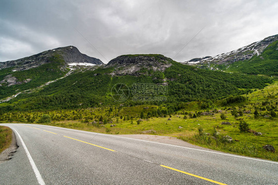 夏季的挪威乡村公路在山上漫步图片