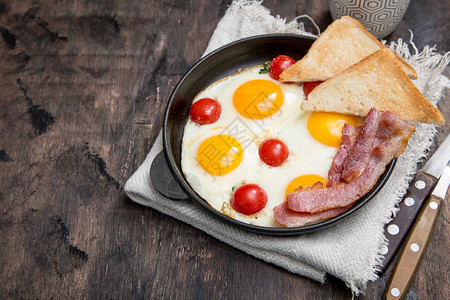 早餐加鸡蛋樱桃西红柿培根图片