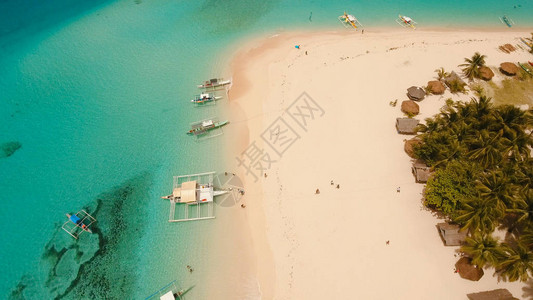 美丽的热带岛屿达科与白色沙滩的鸟瞰图从空中俯瞰美丽的热带海滩海背景图片