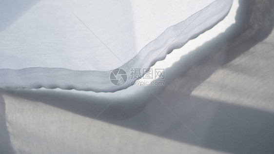 白色透明的空气窗帘被风吹和白色图片