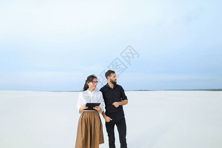工程师男人和女人站在沙漠设计池塘里图片