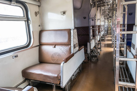 在老式泰国公共铁路列车厢内图片