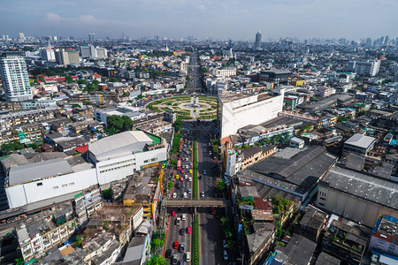 环绕城市的环城交汇处与城市建图片